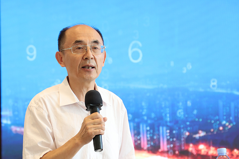 “老交通”智庫副主任、原交通運(yùn)輸部總工程師周偉主持沙龍.jpg